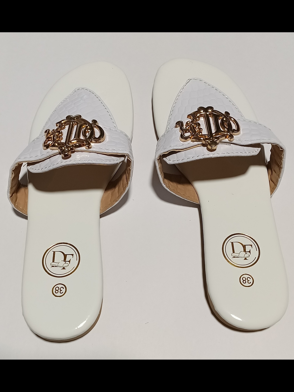 Elegant White Croc-Embossed Pointed Toe Slide Sandals - Size 7.5 (38)
